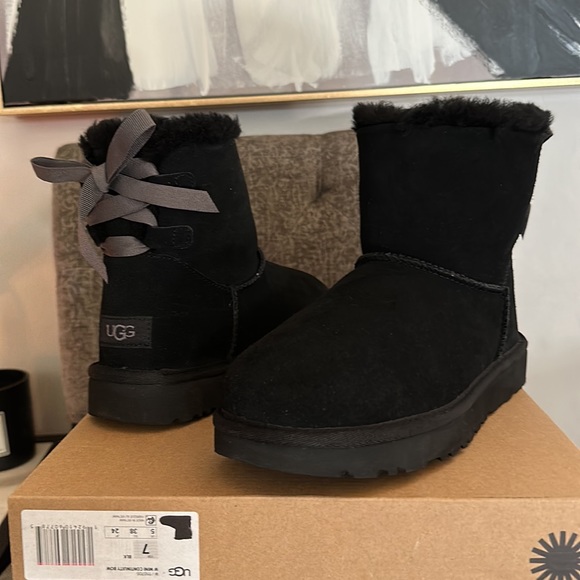 Ugg mini continuity bow size 7 Nwt - Picture 3 of 7